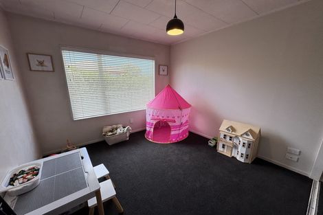 Photo of property in 14 Wren Place, Unsworth Heights, Auckland, 0632