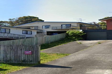 Photo of property in 2/10 Sevilla Place, Unsworth Heights, Auckland, 0632