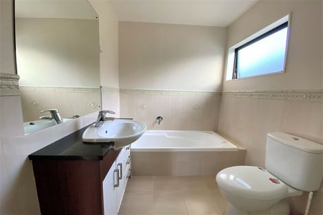 Photo of property in 4 Luxor Place, Massey, Auckland, 0614