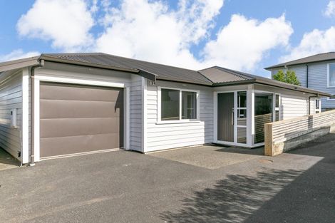 Photo of property in 11a Pinkerton Grove, Newlands, Wellington, 6037