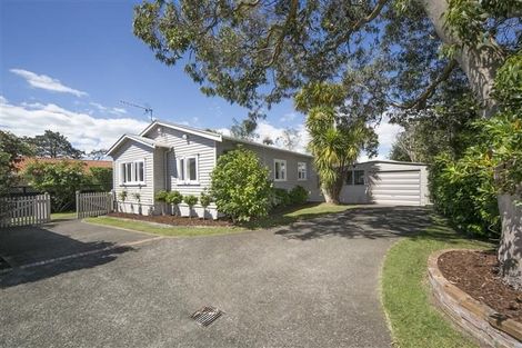 Photo of property in 4 Cleve Road, Green Bay, Auckland, 0604