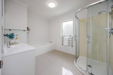 Photo of property in 16 Cumbrian Place, Conifer Grove, Takanini, 2112
