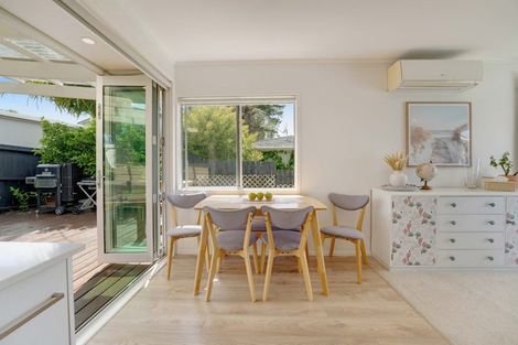 Photo of property in 1/39 Camrose Place, Glenfield, Auckland, 0629