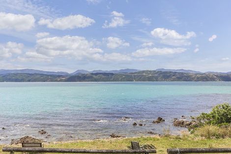 Photo of property in 283 Karaka Bay Road, Karaka Bays, Wellington, 6022