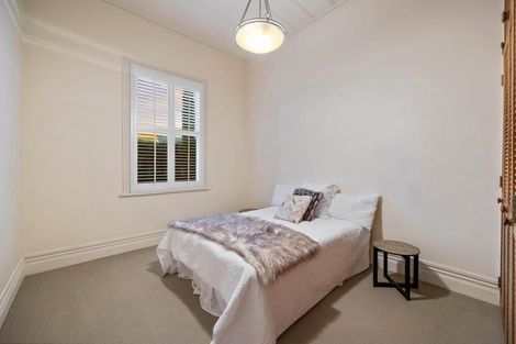 Photo of property in 5 Queen Street, Northcote Point, Auckland, 0627