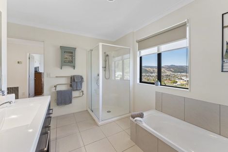 Photo of property in 2 Ormrod Grove, Riverstone Terraces, Upper Hutt, 5018
