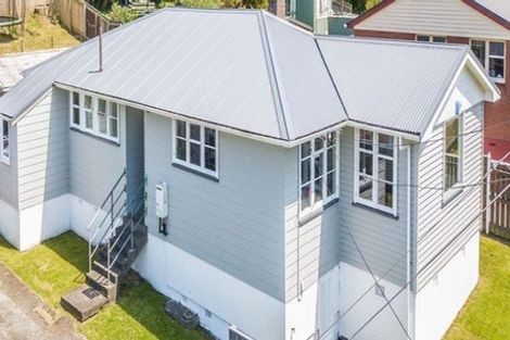 Photo of property in 37 Victory Crescent, Tawa, Wellington, 5028