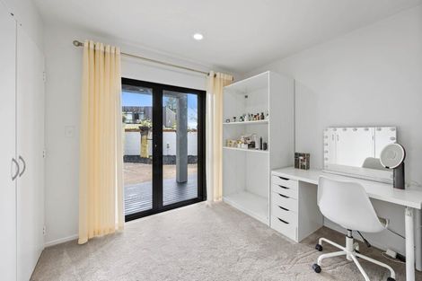 Photo of property in 2/4 Rogers Avenue, Eastern Beach, Auckland, 2012