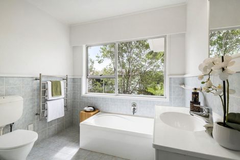 Photo of property in 14 Holdaway Avenue, Northcote, Auckland, 0627