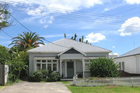 Photo of property in 5a Roslyn Terrace, Stanley Point, Auckland, 0624