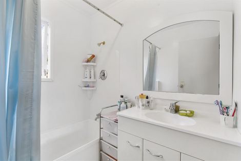 Photo of property in 44 Tamahere Drive, Glenfield, Auckland, 0629