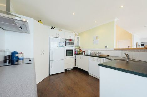 Photo of property in 28 Bennett Grove, Newlands, Wellington, 6037