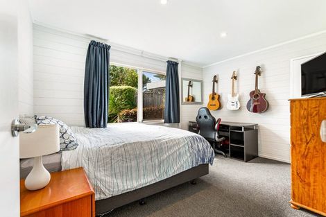 Photo of property in 2/12 Ballini Rise, West Harbour, Auckland, 0618