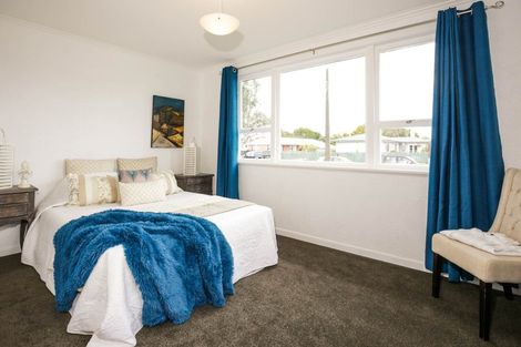 Photo of property in 10 Royal View Road, Te Atatu South, Auckland, 0610