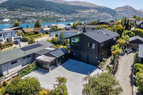 Photo of property in 18 Poplar Drive, Kelvin Heights, Queenstown, 9300