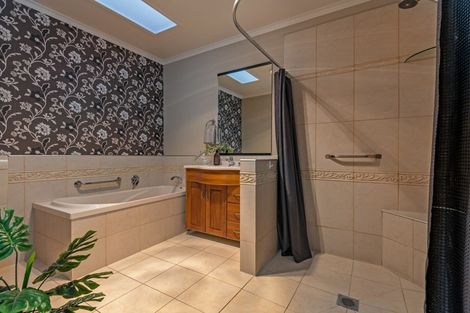 Photo of property in 18 Brightwater Terrace, Terrace End, Palmerston North, 4410