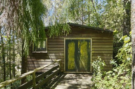 Photo of property in 222 Atkinson Road, Titirangi, Auckland, 0604