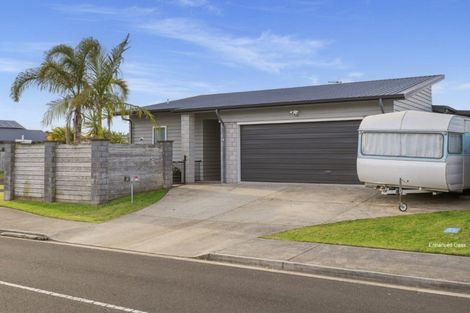 Photo of property in 25 Coutts Street, Papamoa Beach, Papamoa, 3118
