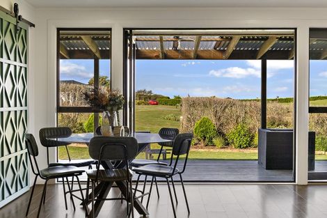 Photo of property in 44b Crosland Road, South Head, 0874