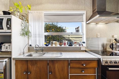 Photo of property in 2 Lemon Street, Strandon, New Plymouth, 4312