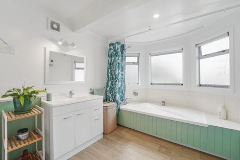 Photo of property in 36 Gray Avenue, Paraparaumu Beach, Paraparaumu, 5032