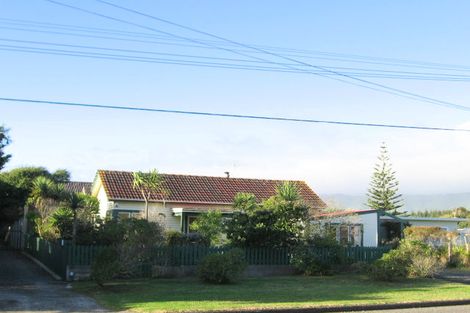 Photo of property in 19 Rauparaha Street, Waikanae Beach, Waikanae, 5036