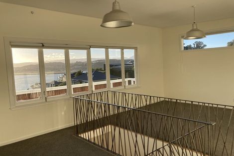 Photo of property in 33 Hungerford Road, Lyall Bay, Wellington, 6022