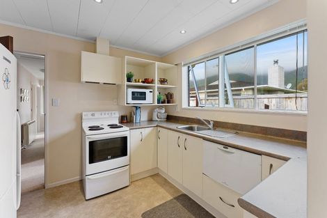 Photo of property in 11 Rewarewa Crescent, Waikanae, 5036