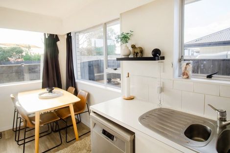 Photo of property in 32 Palliser Place, Milson, Palmerston North, 4414