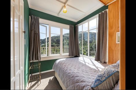 Photo of property in 5 Glenesk Road, Piha, New Lynn, 0772