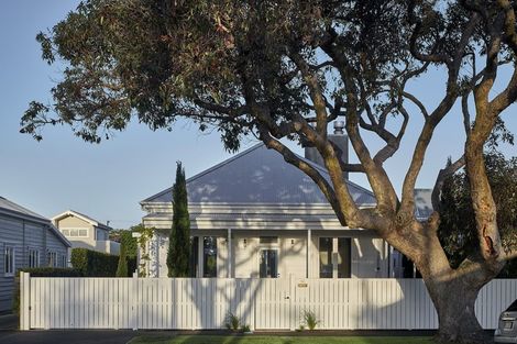 Photo of property in 13 Oxford Terrace, Devonport, Auckland, 0624