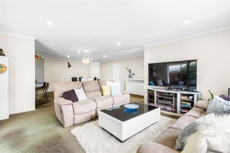 Photo of property in 22 Gordon Stanley Drive, Massey, Auckland, 0614