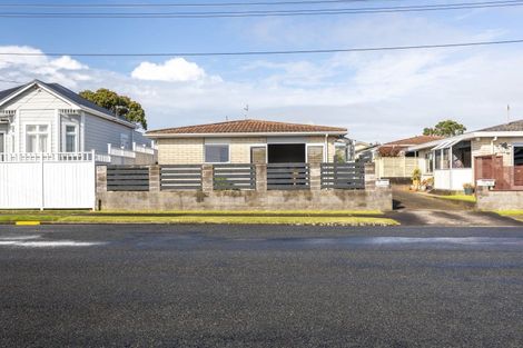 Photo of property in 3/10 Karamu Street, Strandon, New Plymouth, 4312