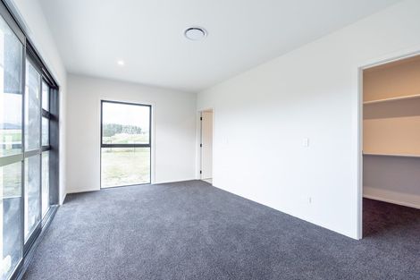 Photo of property in 44 Sardinia Grove, Fitzherbert, Palmerston North, 4410