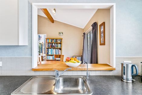 Photo of property in 77 Meadowvale Rise, Titirangi, Auckland, 0604