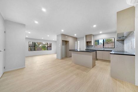 Photo of property in 1/14 Santa Monica Place, Goodwood Heights, Auckland, 2105