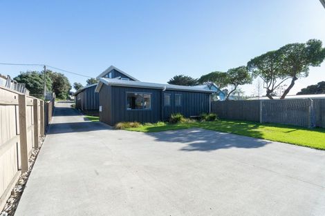 Photo of property in 6 Kent Avenue, Waitarere Beach, Levin, 5510