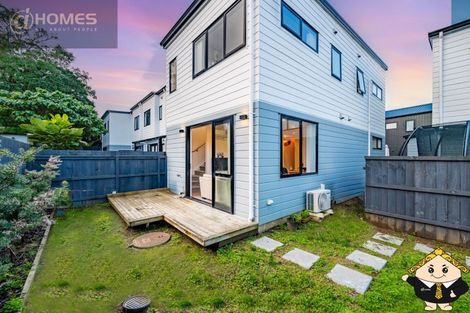 Photo of property in 5e Beach Road, Te Atatu Peninsula, Auckland, 0610