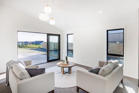 Photo of property in 75 Atlantic Drive, Fitzherbert, Palmerston North, 4410