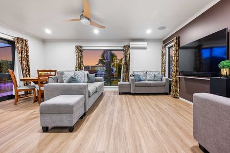 Photo of property in 12 Chadwick Place, Rototuna North, Hamilton, 3210