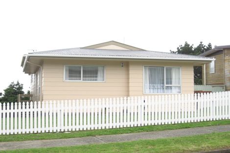 Photo of property in 38 Edgecombe Street, Newlands, Wellington, 6037
