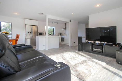 Photo of property in 1/2 Fernlea Rise, Bayview, Auckland, 0629