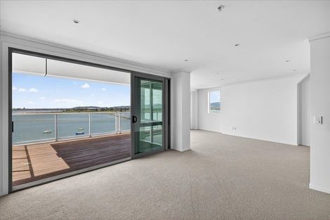 Photo of property in 72 Devonport Road, Tauranga, 3110