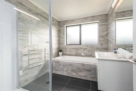 Photo of property in 19 Broadway Parade, Rolleston, 7615