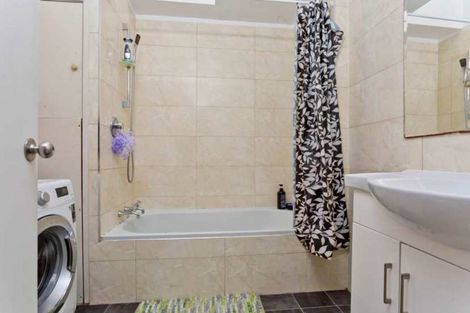 Photo of property in 9/26 Islington Avenue, New Lynn, Auckland, 0600