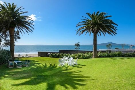 Photo of property in Seaview Apartments, 3/64 Milford Road, Milford, Auckland, 0620