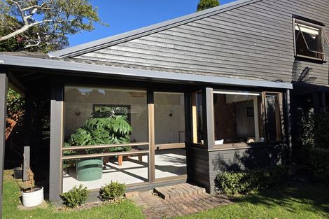Photo of property in 11 Cannon Street, Westown, New Plymouth, 4310