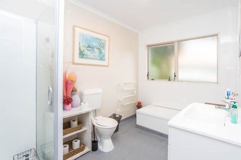 Photo of property in 20 Quincey Place, Massey, Auckland, 0614