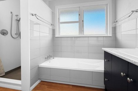 Photo of property in 44 Queenwood Road, Levin, 5510