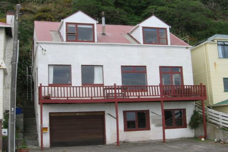 Photo of property in 176 The Esplanade, Island Bay, Wellington, 6023